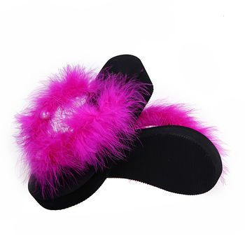 Suvine uus stiil platvormtallaga päris karusnahast sulgedest sussid Korea stiilis paksu tallaga lamedad plätud kiilukontsaga naiste sandaalid hulgimüük