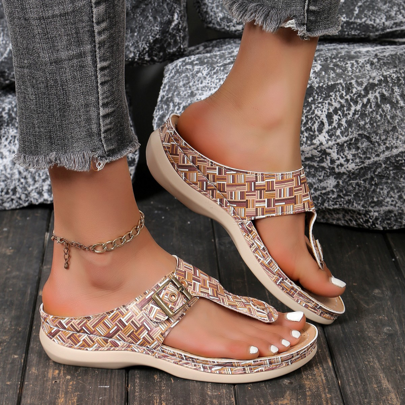 Užsienio prekybos moteriškos basutės su segtukais, 2024 m. vasaros naujos apvalios galvutės, tuščiavidurės metalinės sagties, pleišto formos pleišto formos šlepetės