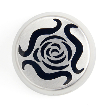 Didelis naujas rusiškas vamzdinis kostiumas su cukraus vata, gėlių kremo išspaudimo puokštė, didelė rožių saldainė