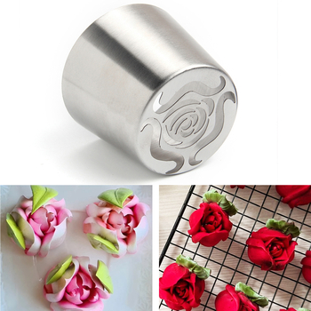 Didelis naujas rusiškas vamzdinis kostiumas su cukraus vata, gėlių kremo išspaudimo puokštė, didelė rožių saldainė