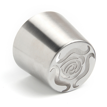 Didelis naujas rusiškas vamzdinis kostiumas su cukraus vata, gėlių kremo išspaudimo puokštė, didelė rožių saldainė