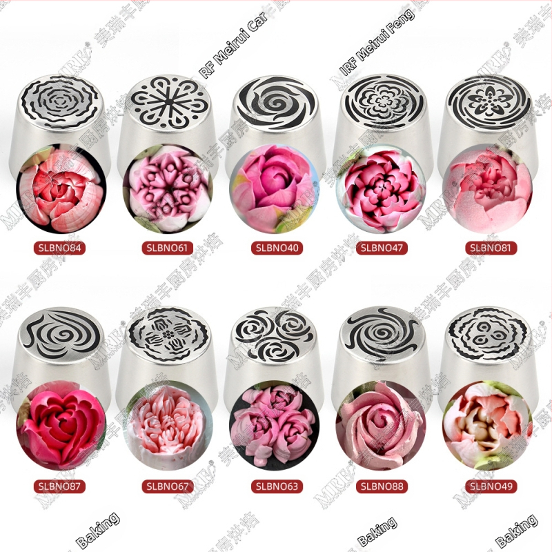 Didelis naujas rusiškas vamzdinis kostiumas su cukraus vata, gėlių kremo išspaudimo puokštė, didelė rožių saldainė