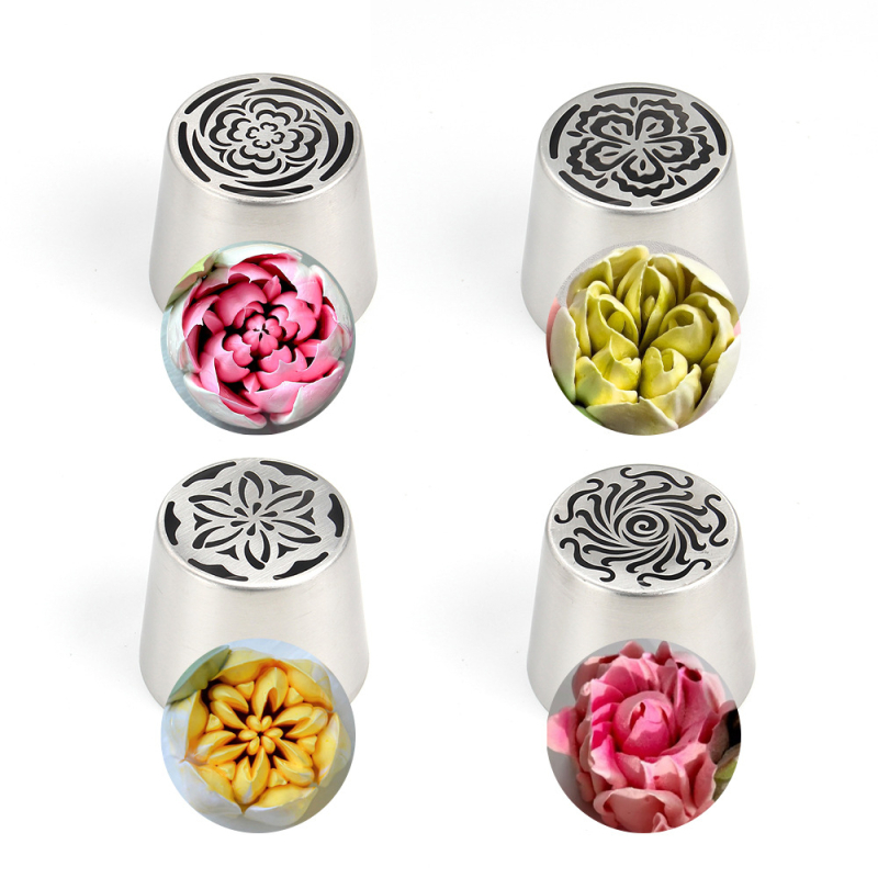 Didelis naujas rusiškas vamzdinis kostiumas su cukraus vata, gėlių kremo išspaudimo puokštė, didelė rožių saldainė