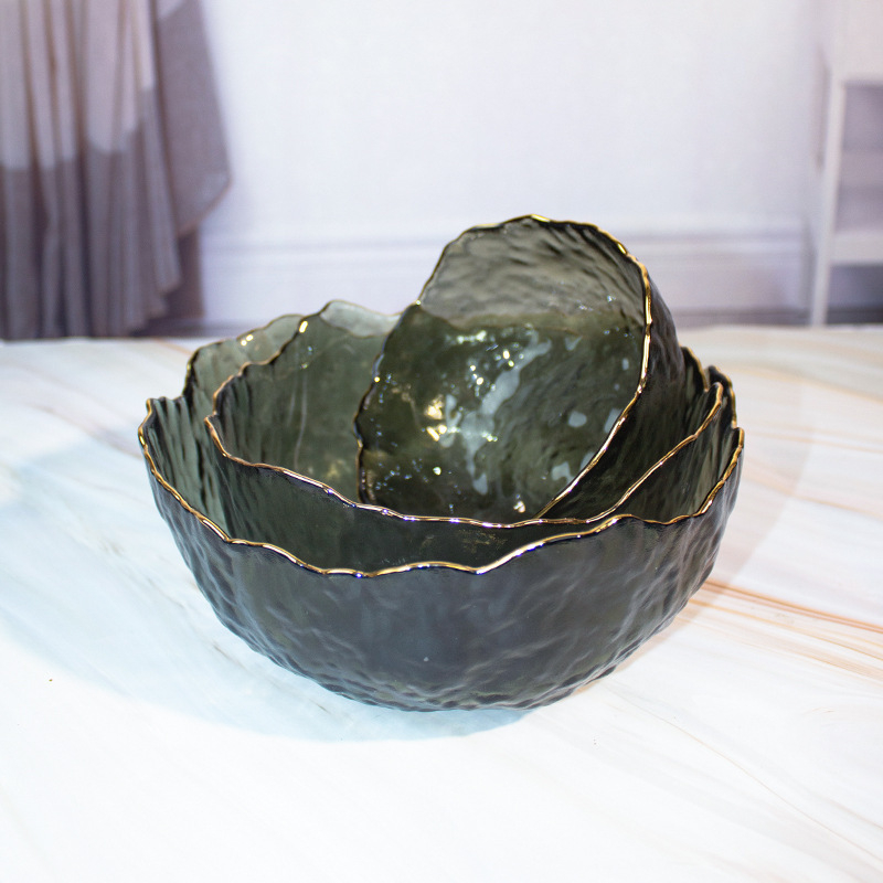 Haamriga töödeldud ebakorrapärane kuldse äärega klaasist salatikauss koduseks kasutamiseks, läbipaistev majapidamiskauss, luksusliku ilmega puuviljakauss