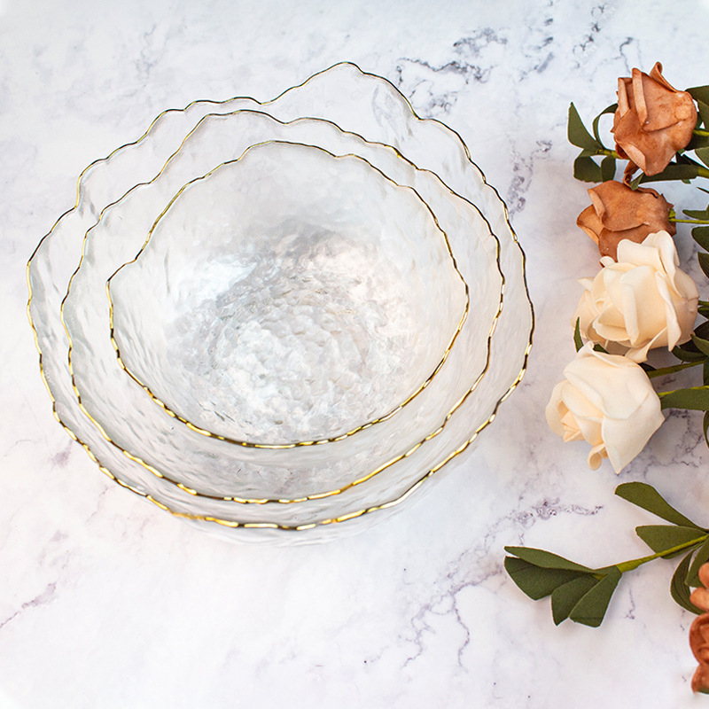 Haamriga töödeldud ebakorrapärane kuldse äärega klaasist salatikauss koduseks kasutamiseks, läbipaistev majapidamiskauss, luksusliku ilmega puuviljakauss