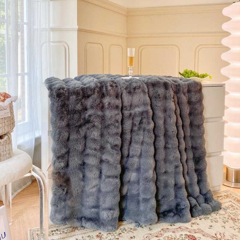 Könnyű luxus buborékos nyúl plüss takaró, téli vastagított korall polár takaró, kanapé lábtakaró, légkondicionáló takaró