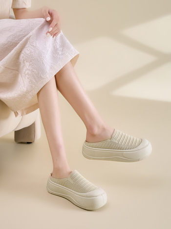 2025 Nyári Új Stílusú, Légykapott, Zárt Orrú, Félkosáros, Puha, Rugalmas, Vastag Talpú, Divatos, Magasságnövelő Papucsok, Divat, Lélegző, Hétköznapi, Nagykereskedelmi