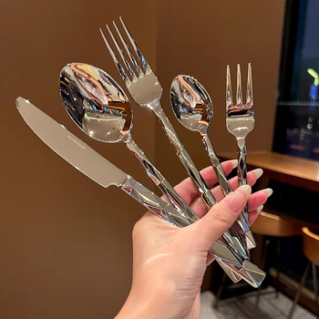 Deimantinis peilis ir šakutė, šaukštas, aukščiausios klasės viešbučio restorano stalo reikmenys, deimantinis šaukštas, šakutės formos, kaltas peilis ir šakutė, kubinis desertinis šaukštas