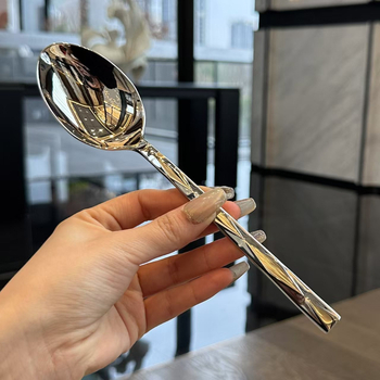 Deimantinis peilis ir šakutė, šaukštas, aukščiausios klasės viešbučio restorano stalo reikmenys, deimantinis šaukštas, šakutės formos, kaltas peilis ir šakutė, kubinis desertinis šaukštas