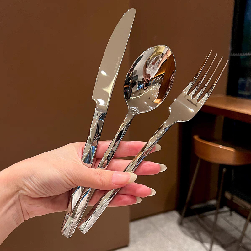 Deimantinis peilis ir šakutė, šaukštas, aukščiausios klasės viešbučio restorano stalo reikmenys, deimantinis šaukštas, šakutės formos, kaltas peilis ir šakutė, kubinis desertinis šaukštas