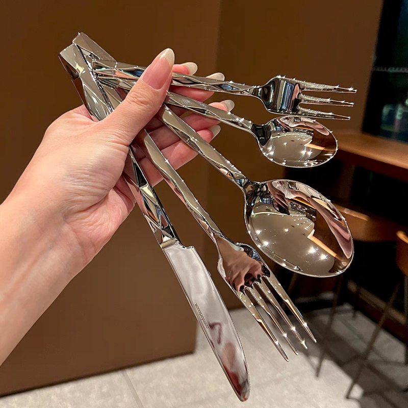Deimantinis peilis ir šakutė, šaukštas, aukščiausios klasės viešbučio restorano stalo reikmenys, deimantinis šaukštas, šakutės formos, kaltas peilis ir šakutė, kubinis desertinis šaukštas