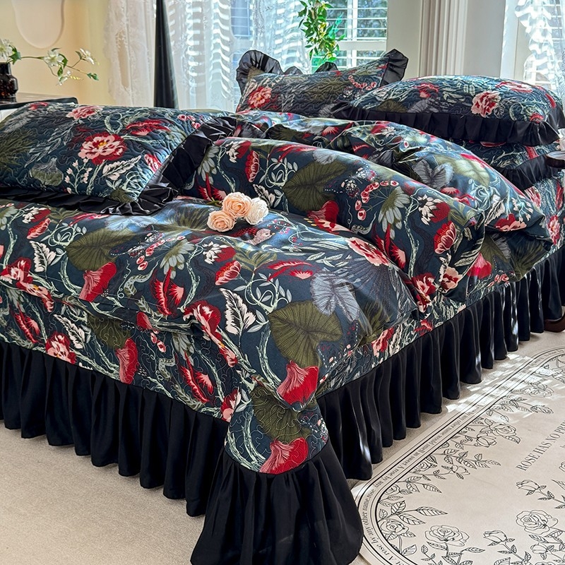 Naujas, odai draugiškas, skalbtos medvilnės dygsniuotas keturių dalių lovos užtiesalo komplektas, prancūziško Hepburn stiliaus, didelis gėlėtas nėriniuotas patalynės komplektas