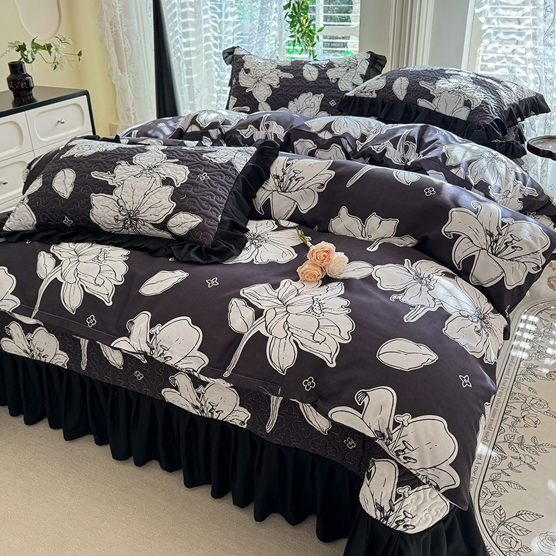 Naujas, odai draugiškas, skalbtos medvilnės dygsniuotas keturių dalių lovos užtiesalo komplektas, prancūziško Hepburn stiliaus, didelis gėlėtas nėriniuotas patalynės komplektas