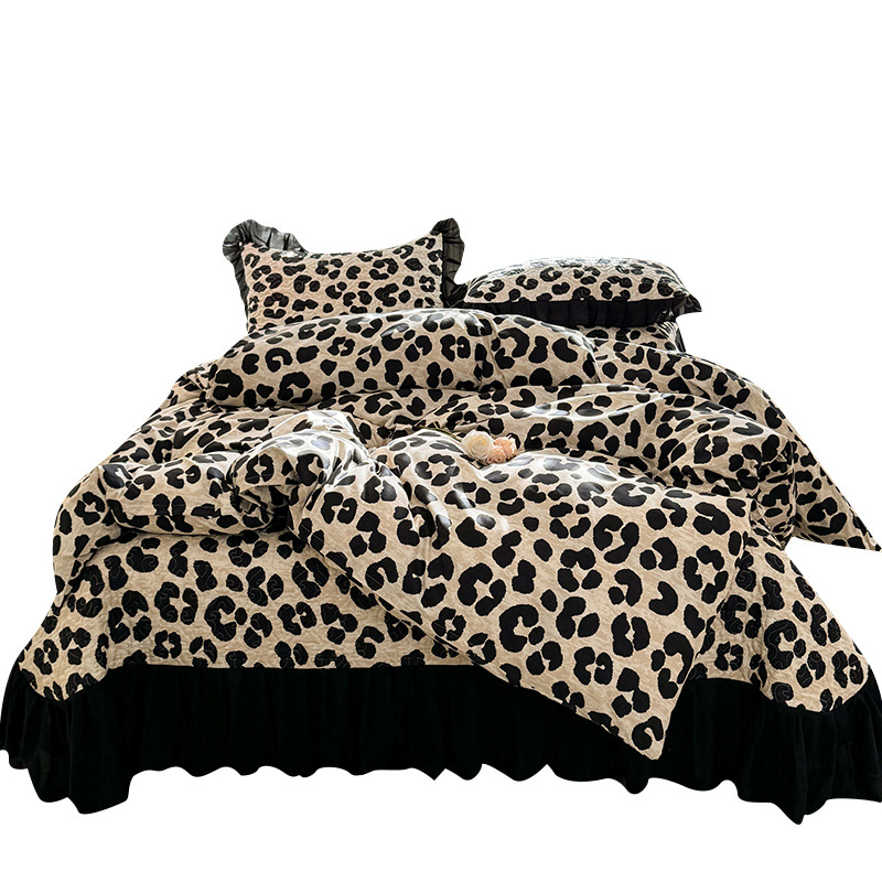 Naujas, odai draugiškas, skalbtos medvilnės dygsniuotas keturių dalių lovos užtiesalo komplektas, prancūziško Hepburn stiliaus, didelis gėlėtas nėriniuotas patalynės komplektas