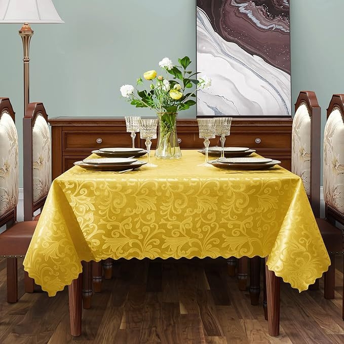 Hullámos szélű, téglalap alakú, jacquard szatén terítő, sokféle alkalomra alkalmas, több színben kapható