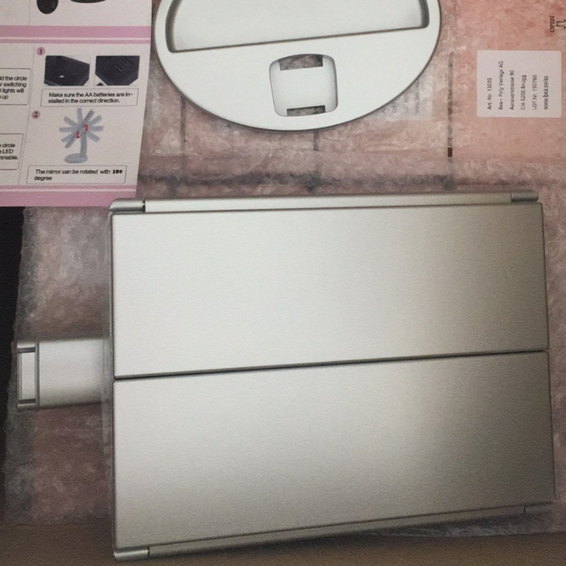 Határokon átnyúló, háromoldalas tükör 22 lámpás LED-es sminktükörrel, összecsukható, nagyítós asztali tükörrel, sminktükör kitöltő fénnyel