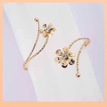 ◘ Европейски и американски трансгранични леки луксозни преувеличени флорални отворени връзки за завеси с персонализирана катарама за завеси, проста метална пеперуда