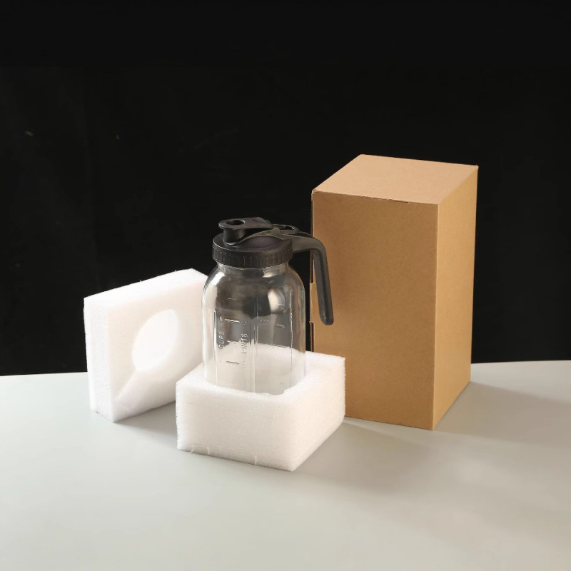 „Crossborder“ 64 uncijų talpos permatomas stiklinis šalto vandens ąsotis su rankena, nerūdijančio plieno arbatos sietelis su svarstyklėmis, šaldytuvo arbatos sietelio modelis