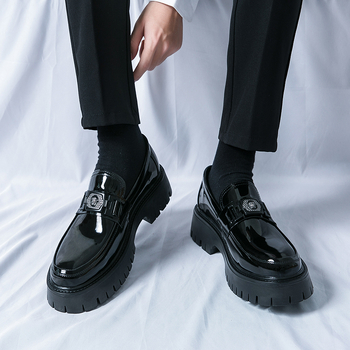 Φθινοπωρινά γυαλιστερά μικρά δερμάτινα παπούτσια 2025 για άνδρες, αναπνεύσιμα, βρετανικού στιλ, με εσωτερική, ψηλή, χοντρή σόλα, μοντέρνα, δερμάτινα, μονόποδα