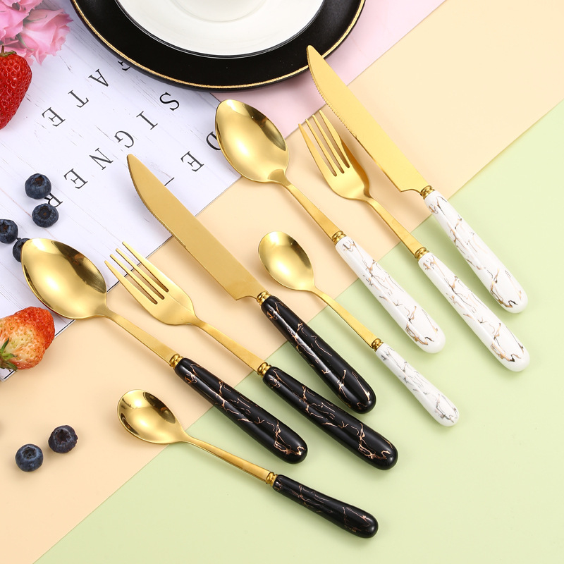 24 dalių nerūdijančio plieno stalo įrankių rinkinys, naujas, paauksuotas, keraminis peilių, šakučių ir šaukštų laikymo stovas, dovanų dėžutė.