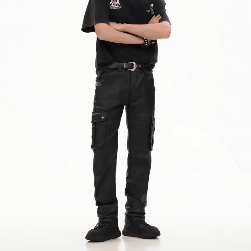 2025. aasta väliskaubanduse piiriülesed uued meeste PU-nahast püksid Euroopa ja Ameerika puhta värviga õhukesed küljetaskuga vabaaja nahkpüksid hulgimüügi kuum stiil