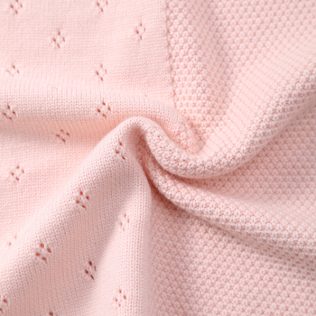 Pătură tricotată cu dantelă, culoare uni, cu găuri decorative