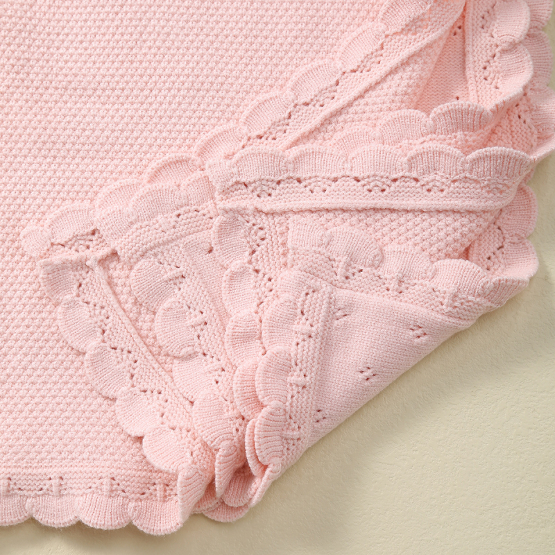 Vienspalvė megzta nėriniuota antklodė su skylutėmis