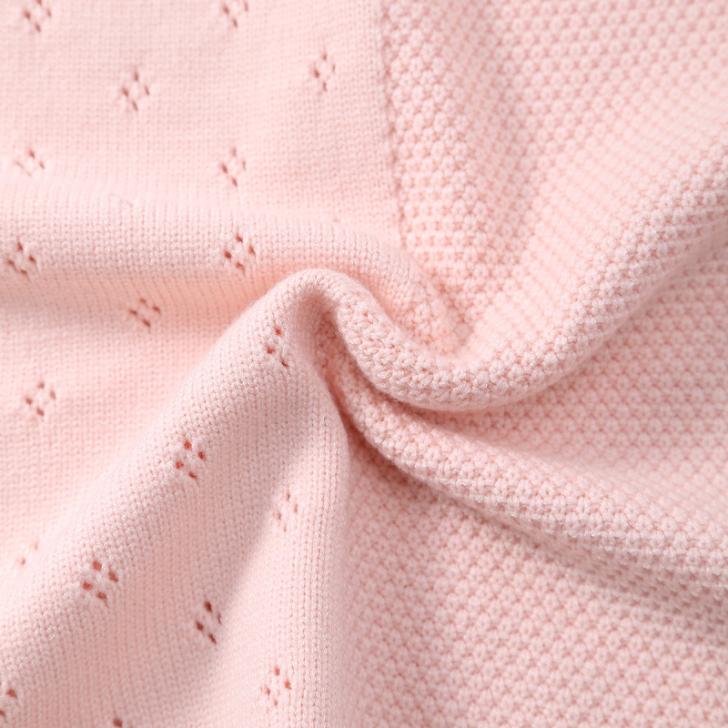 Vienspalvė megzta nėriniuota antklodė su skylutėmis