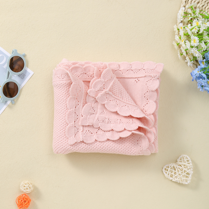 Pătură tricotată cu dantelă, culoare uni, cu găuri decorative