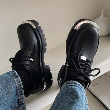 Δύο ρομαντικά σημεία 2023 Νέα παπούτσια βρετανικού τύπου με χοντρό πάτο, casual δερμάτινα παπούτσια, κορεάτικου στιλ, με αυξανόμενο ύψος, μεταλλικά παπούτσια Derby με μεγάλο δάχτυλο για άνδρες