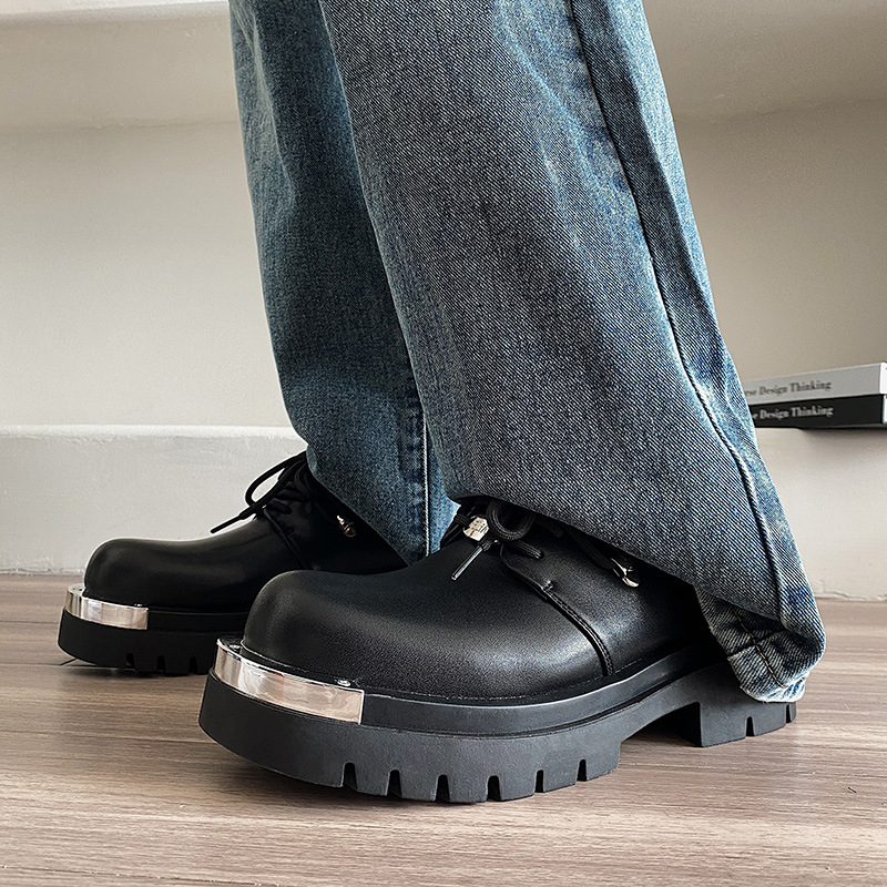 Két pont romantikus 2023 Új vastag talpú brit alkalmi bőrcipő niche koreai stílusú magasságnövelő fém nagyorrú Derby cipő férfiaknak