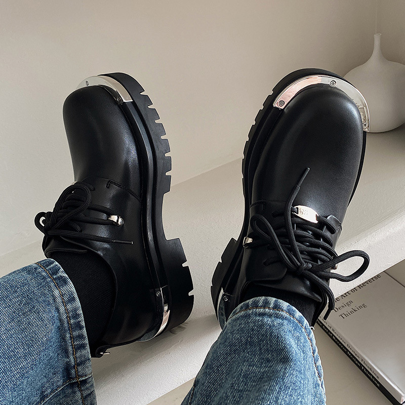 Két pont romantikus 2023 Új vastag talpú brit alkalmi bőrcipő niche koreai stílusú magasságnövelő fém nagyorrú Derby cipő férfiaknak