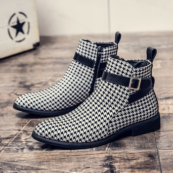 Nauji vyriški mados „Houndstooth“ stiliaus trumpi aulinukai, europietiški ir amerikietiški, dideli dydžiai, aukštakulniai, sagtimi užsegami, odiniai batai, britiško stiliaus, vyriški aulinukai, skirti podiumui.