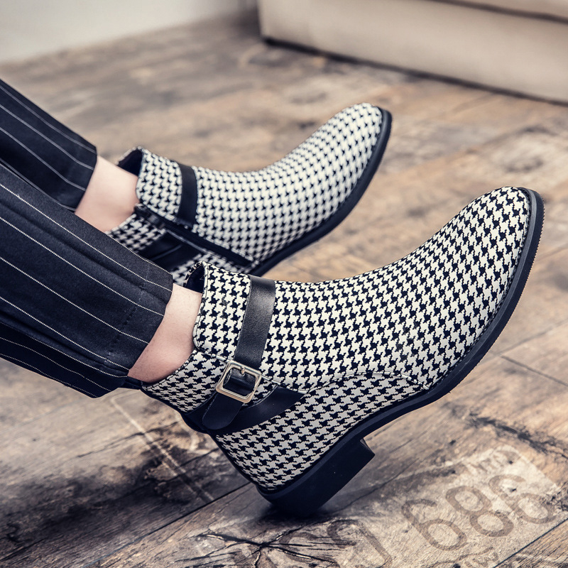 Nauji vyriški mados „Houndstooth“ stiliaus trumpi aulinukai, europietiški ir amerikietiški, dideli dydžiai, aukštakulniai, sagtimi užsegami, odiniai batai, britiško stiliaus, vyriški aulinukai, skirti podiumui.