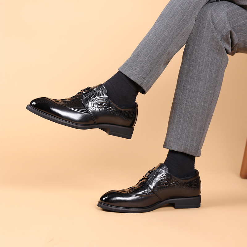 Új, elegáns bőrcipők, férfi valódi bőr üzleti alkalmi férficipők, brit stílusú, bebújós, faragott cipők