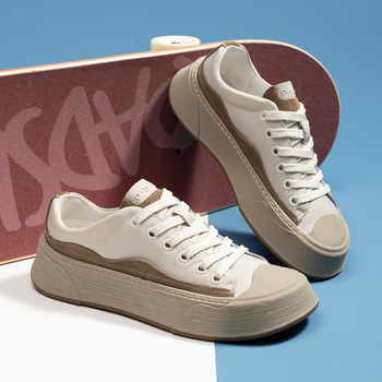 Gyári közvetlen szállítás vastag talpú, kis fehér férfi cipő, megnövelt méretű, nagy fejű, divatos cipő, személyiség, lélegző, retró, hétköznapi bőr férfi cipő nagykereskedelemben