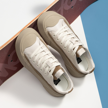 Άμεση προμήθεια εργοστασίου με χοντρό πάτο, μικρά λευκά παπούτσια, ανδρικά παπούτσια με αυξημένο κεφάλι, μοντέρνα παπούτσια με προσωπικότητα, αναπνεύσιμα, ρετρό, casual, δερμάτινα ανδρικά παπούτσια χονδρικής