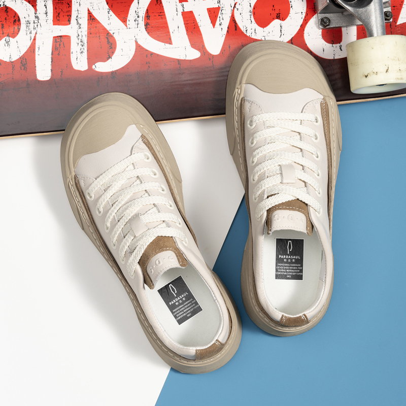 Gyári közvetlen szállítás vastag talpú, kis fehér férfi cipő, megnövelt méretű, nagy fejű, divatos cipő, személyiség, lélegző, retró, hétköznapi bőr férfi cipő nagykereskedelemben