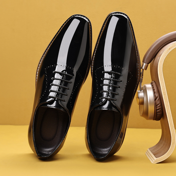 Muške poslovne cipele s vezanjem 7903 od lakirane kože s rezbarenim kvadratnim uzorkom, 2025.