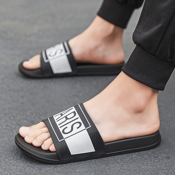 Brit stílusú papucsok 2025 nyári új stílusú papucsok kültéri divatos férfi és női puha talpú bebújós strandpapucsok