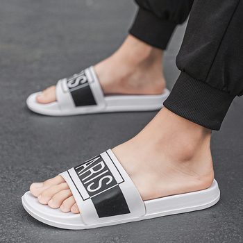 Brit stílusú papucsok 2025 nyári új stílusú papucsok kültéri divatos férfi és női puha talpú bebújós strandpapucsok