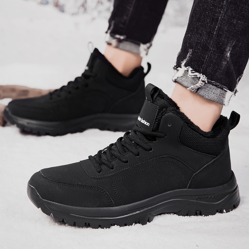 Piiriülesed nahast veekingad eakatele, talvised sametist soojad ja paksendatud meeste jalutuskingad, keskealistele ja eakatele puuvillased kingad, kõrged kingad ja saapad