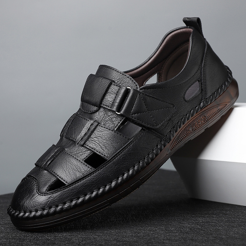 Bőr szandál zárt orrú 2025 nyári új valódi bőr lélegző üreges klumpa férfiaknak puha gumitalppal, középkorú apacipő