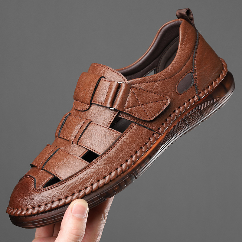 Bőr szandál zárt orrú 2025 nyári új valódi bőr lélegző üreges klumpa férfiaknak puha gumitalppal, középkorú apacipő
