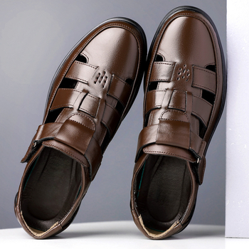 Nyári új szandálok férfi valódi bőr alkalmi strandcipők lélegző baotou apa cipő puha talpú csúszásmentes üreges férfi cipők