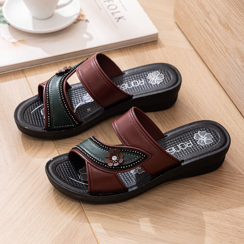 Naujo stiliaus mamos basutės ir šlepetės moteriškos storu dugnu minkštu dugnu neslystančios pleišto formos aukštakulnės vidutinio kulno laisvalaikio vidutinio ir pagyvenusio amžiaus šlepetės vasarai