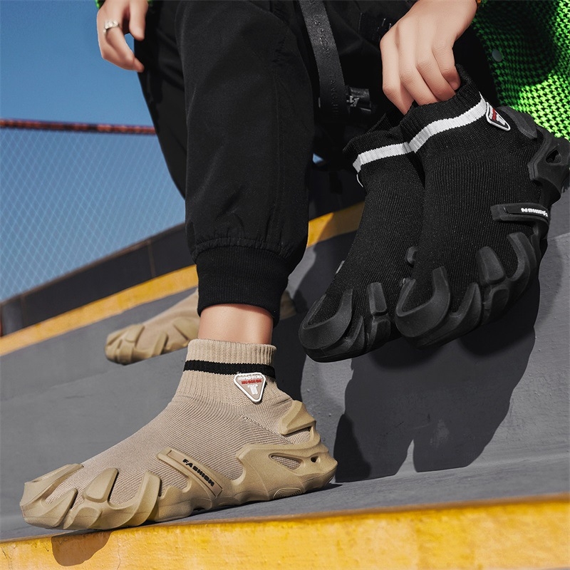 2025 Új Tavaszi Lélegző Férfi Cipők Repülő Hálós Felületű Slip-on Lazy Zokni Cipő Futócipők Vastag Talpú Torre Cipő