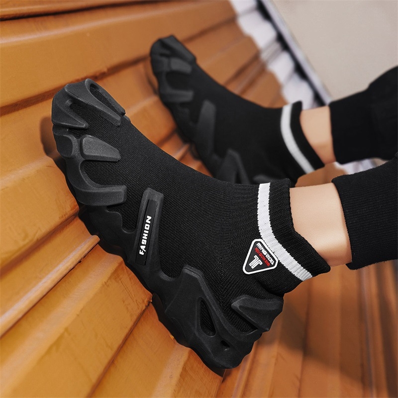 2025 Új Tavaszi Lélegző Férfi Cipők Repülő Hálós Felületű Slip-on Lazy Zokni Cipő Futócipők Vastag Talpú Torre Cipő