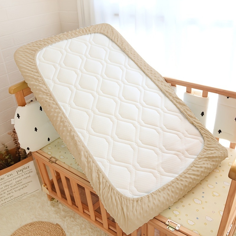 Кариран, мек и перащ се в пералня едноцветен кадифен чаршаф за детско креватче с бобови нотки, подходящ за стандартни бебешки легла