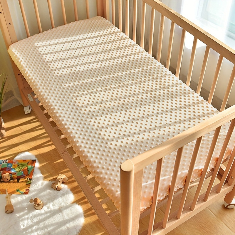 Кариран, мек и перащ се в пералня едноцветен кадифен чаршаф за детско креватче с бобови нотки, подходящ за стандартни бебешки легла